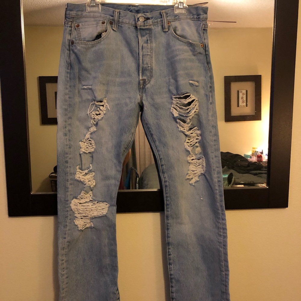 EUC Levi 501 Button fly Distressed Jeans 👖